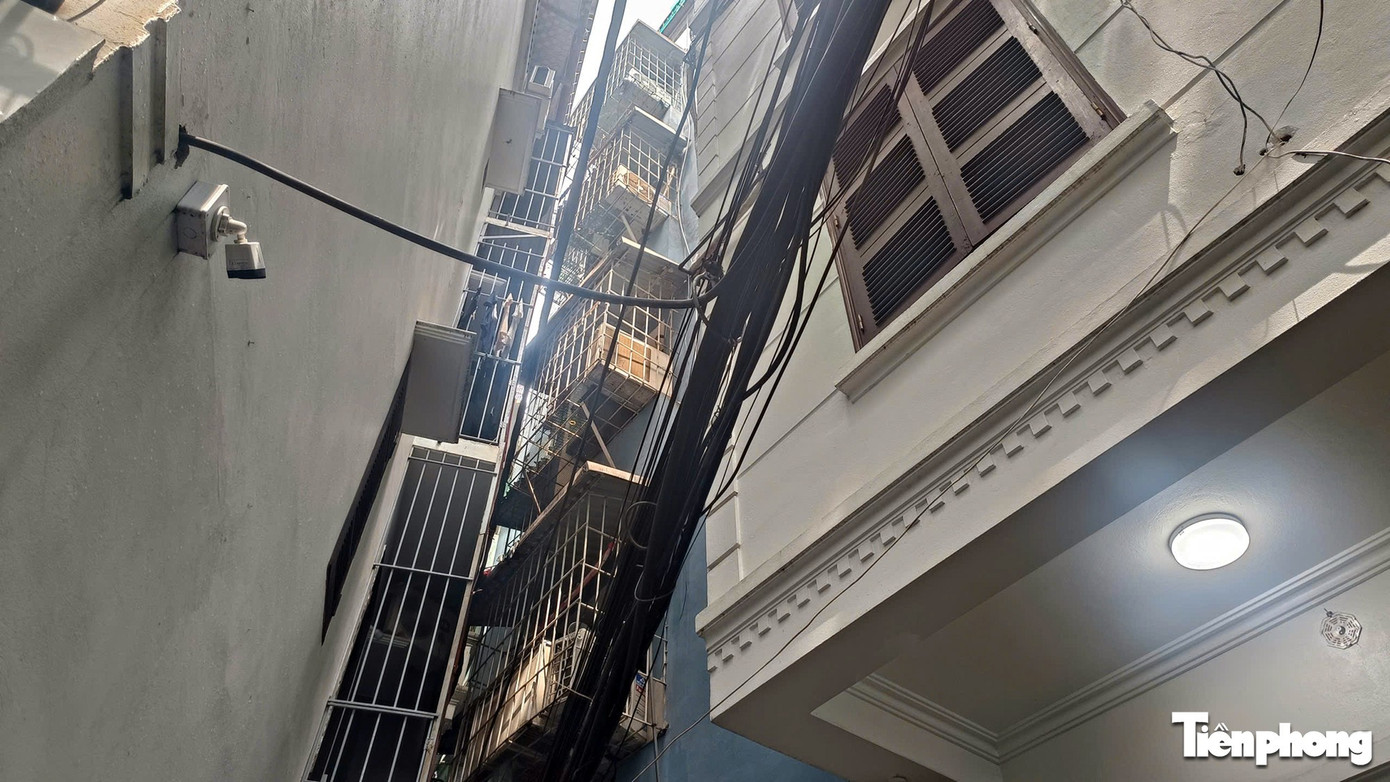 Từ vụ cháy 5 người tử vong ở Hà Nội: Ngõ nhỏ, 'chuồng cọp' bủa vây, cứu hộ gặp khó- Ảnh 12. Từ vụ cháy 5 người tử vong ở Hà Nội: Ngõ nhỏ, 'chuồng cọp' bủa vây, cứu hộ gặp khó- Ảnh 12.