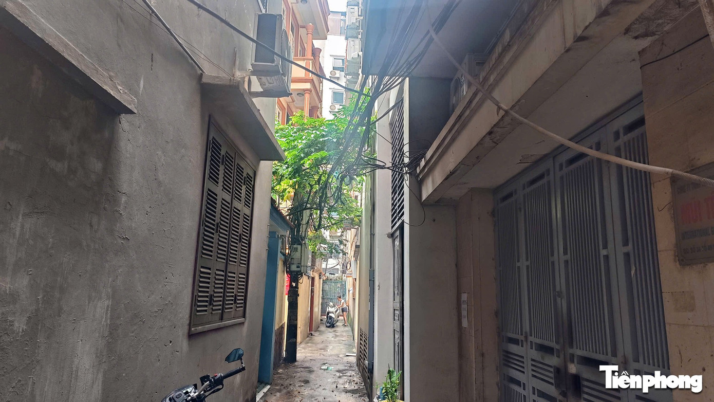 Từ vụ cháy 5 người tử vong ở Hà Nội: Ngõ nhỏ, 'chuồng cọp' bủa vây, cứu hộ gặp khó- Ảnh 2. Từ vụ cháy 5 người tử vong ở Hà Nội: Ngõ nhỏ, 'chuồng cọp' bủa vây, cứu hộ gặp khó- Ảnh 2.
