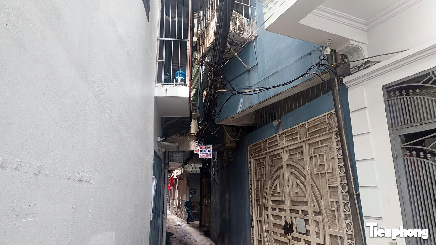 Từ vụ cháy 5 người tử vong ở Hà Nội: Ngõ nhỏ, 'chuồng cọp' bủa vây, cứu hộ gặp khó- Ảnh 3. Từ vụ cháy 5 người tử vong ở Hà Nội: Ngõ nhỏ, 'chuồng cọp' bủa vây, cứu hộ gặp khó- Ảnh 3.