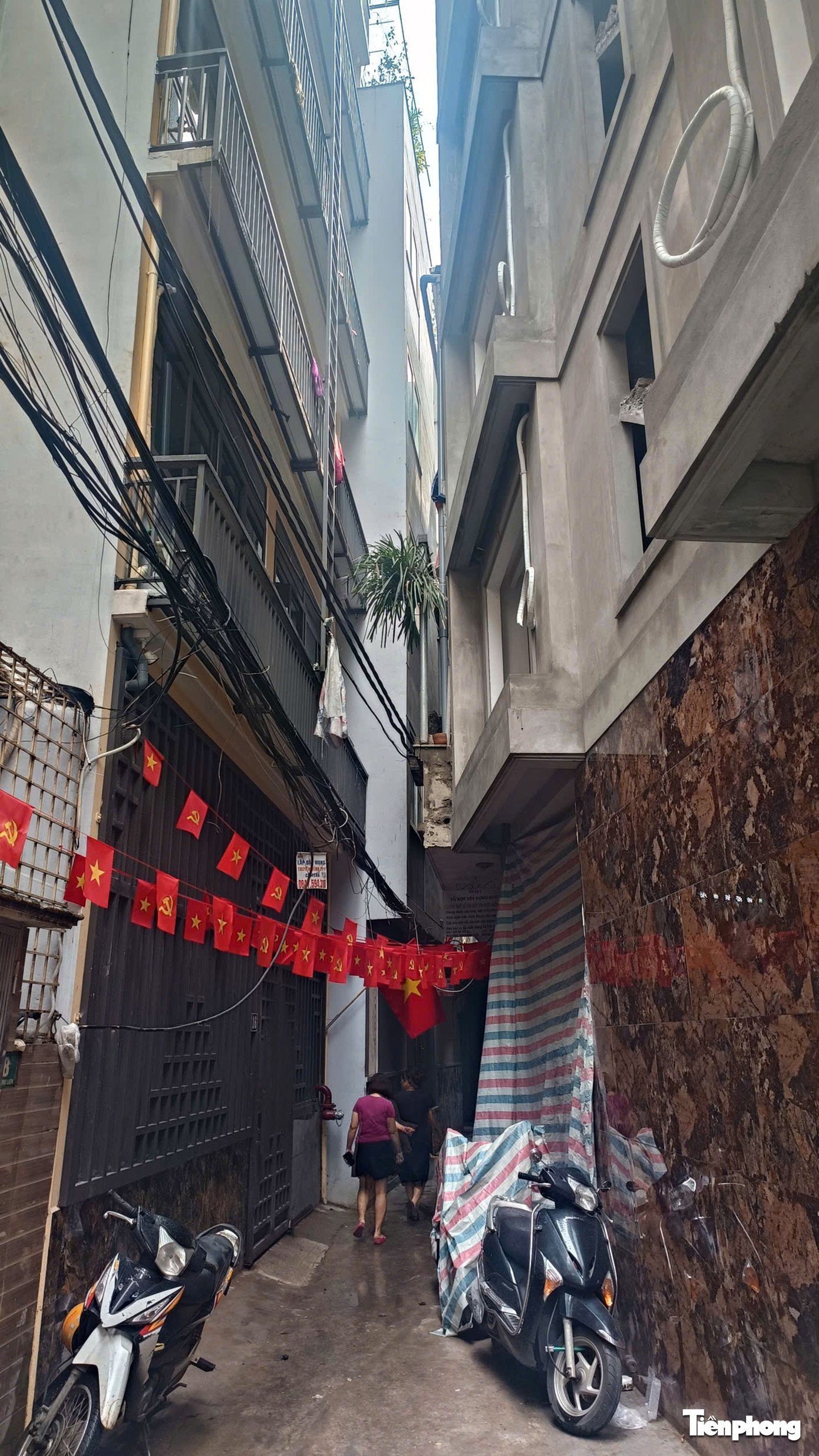 Từ vụ cháy 5 người tử vong ở Hà Nội: Ngõ nhỏ, 'chuồng cọp' bủa vây, cứu hộ gặp khó- Ảnh 6. Từ vụ cháy 5 người tử vong ở Hà Nội: Ngõ nhỏ, 'chuồng cọp' bủa vây, cứu hộ gặp khó- Ảnh 6.