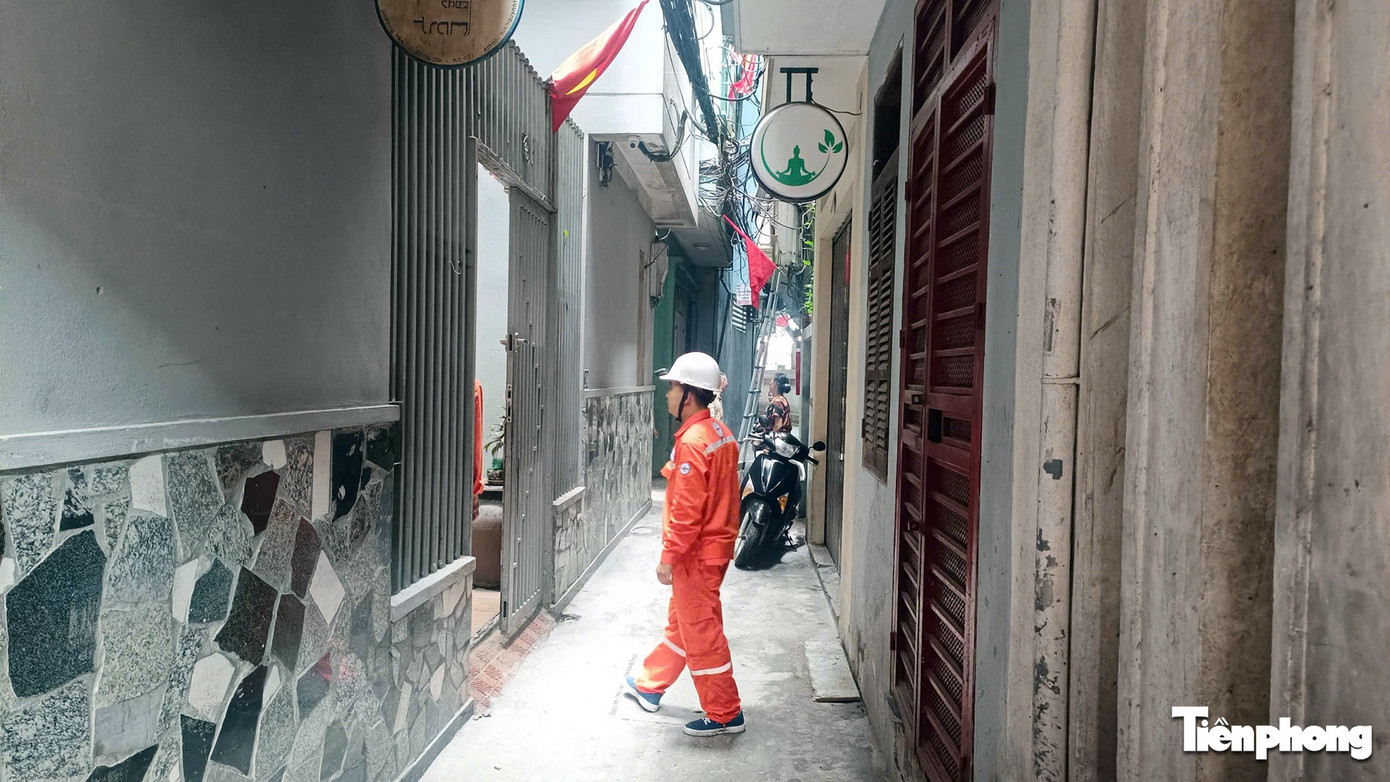 Từ vụ cháy 5 người tử vong ở Hà Nội: Ngõ nhỏ, 'chuồng cọp' bủa vây, cứu hộ gặp khó- Ảnh 8. Từ vụ cháy 5 người tử vong ở Hà Nội: Ngõ nhỏ, 'chuồng cọp' bủa vây, cứu hộ gặp khó- Ảnh 8.