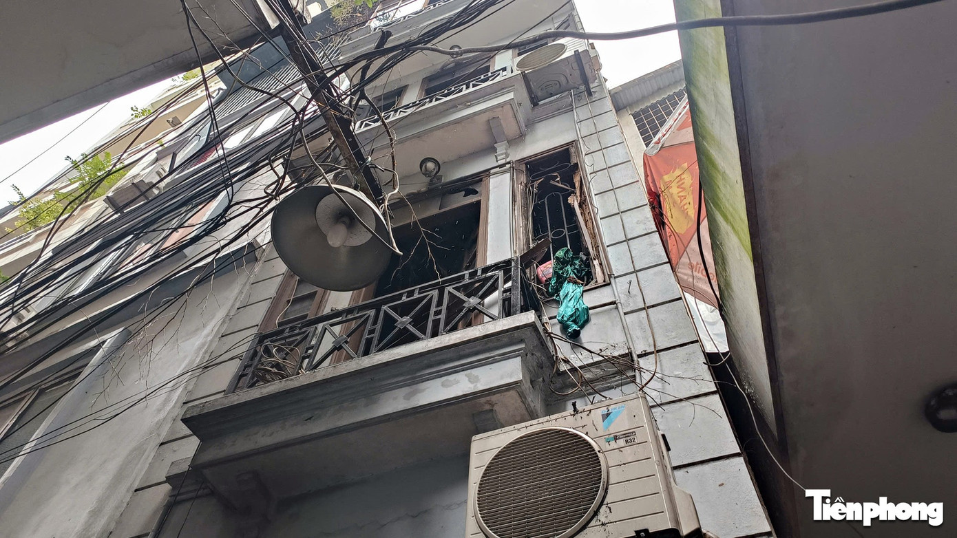 Từ vụ cháy 5 người tử vong ở Hà Nội: Ngõ nhỏ, 'chuồng cọp' bủa vây, cứu hộ gặp khó- Ảnh 1. Từ vụ cháy 5 người tử vong ở Hà Nội: Ngõ nhỏ, 'chuồng cọp' bủa vây, cứu hộ gặp khó- Ảnh 1.