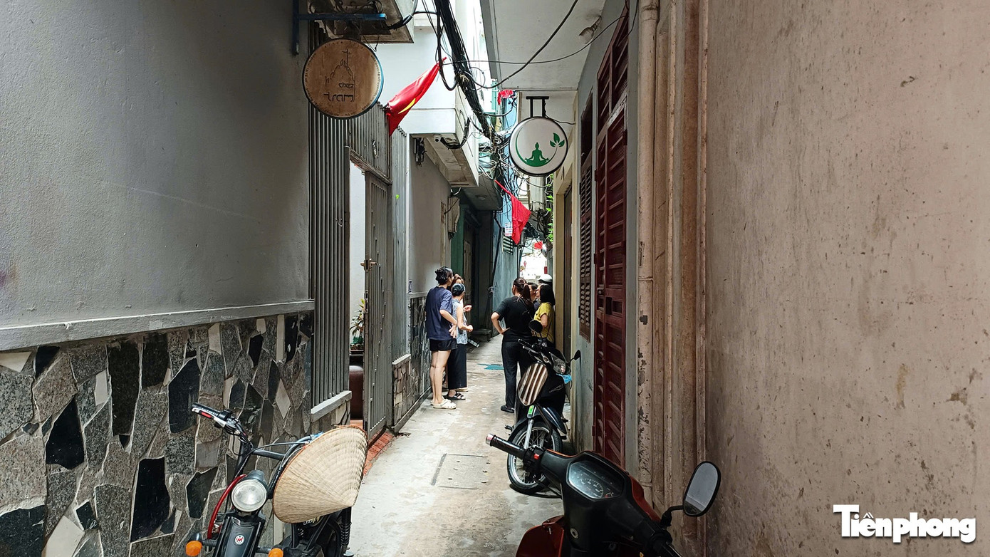 Từ vụ cháy 5 người tử vong ở Hà Nội: Ngõ nhỏ, 'chuồng cọp' bủa vây, cứu hộ gặp khó- Ảnh 9. Từ vụ cháy 5 người tử vong ở Hà Nội: Ngõ nhỏ, 'chuồng cọp' bủa vây, cứu hộ gặp khó- Ảnh 9.
