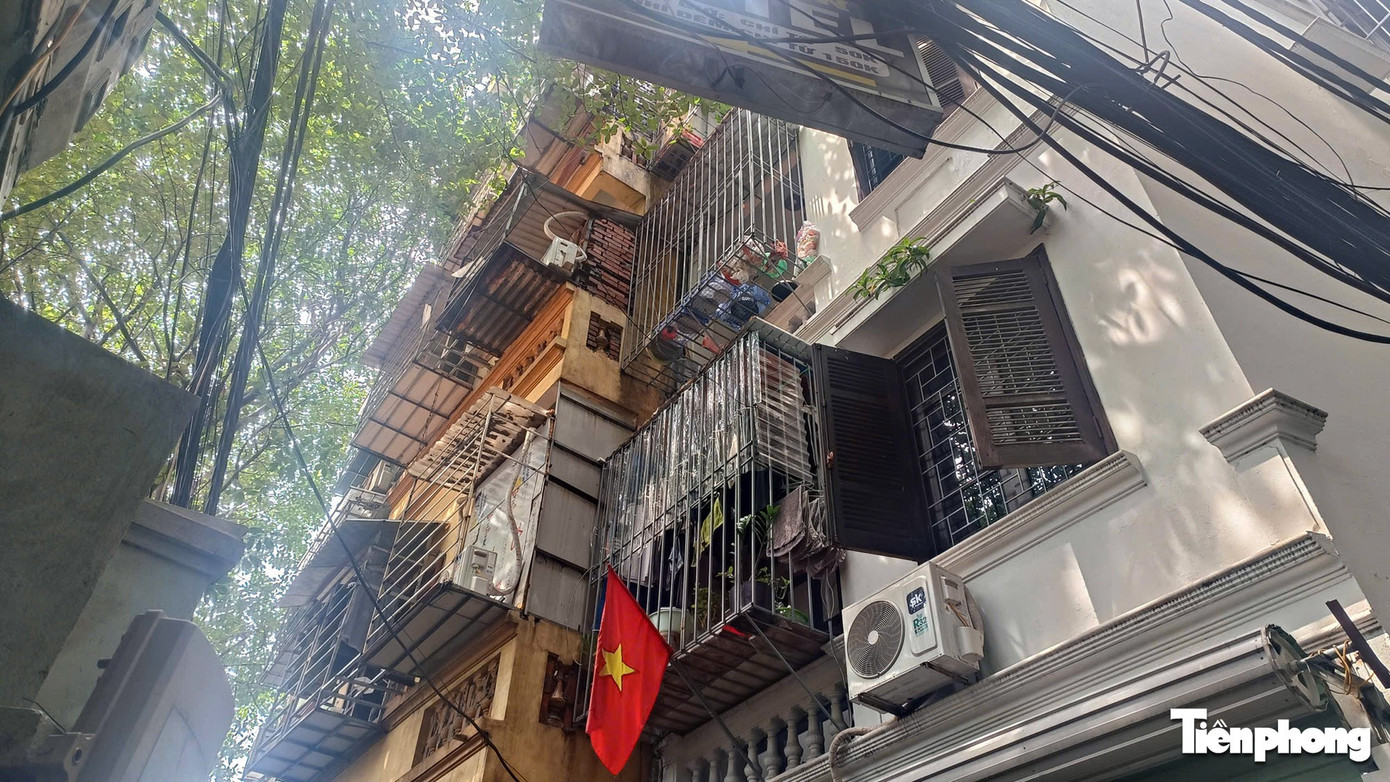 Từ vụ cháy 5 người tử vong ở Hà Nội: Ngõ nhỏ, 'chuồng cọp' bủa vây, cứu hộ gặp khó- Ảnh 11. Từ vụ cháy 5 người tử vong ở Hà Nội: Ngõ nhỏ, 'chuồng cọp' bủa vây, cứu hộ gặp khó- Ảnh 11.