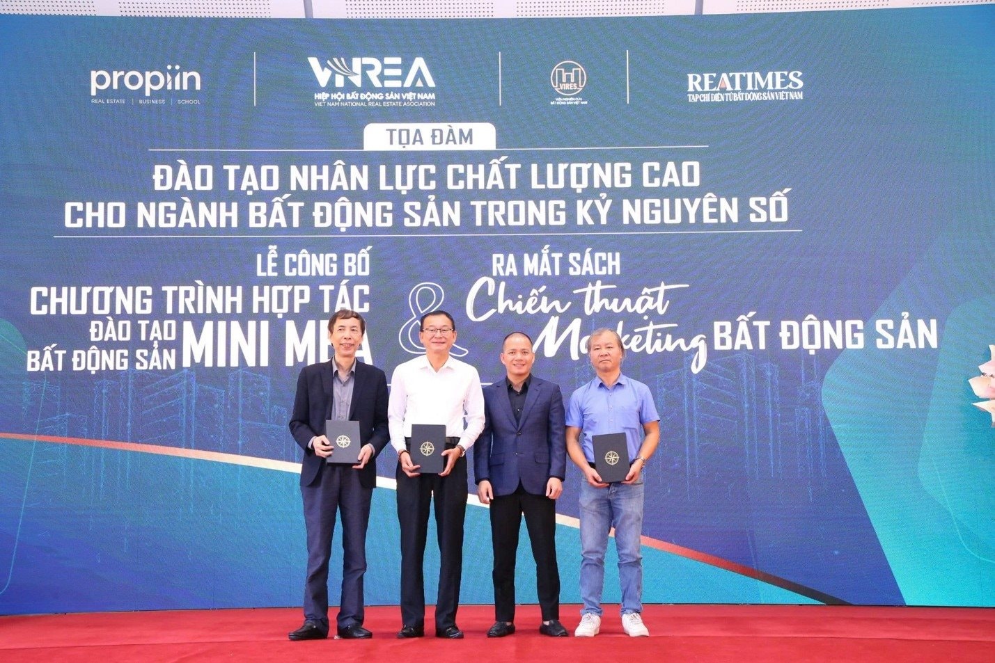 Xôn xao cuốn sách về bất động sản có giá 68 triệu đồng- Ảnh 3.