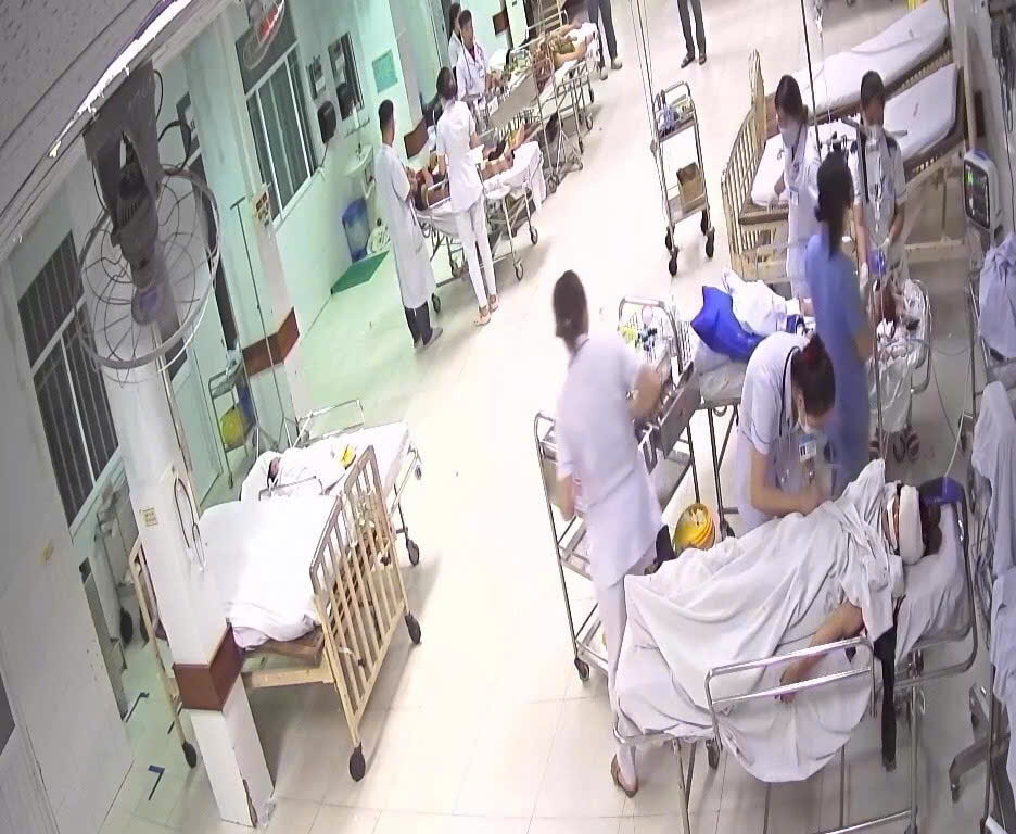 Bé gái 11 tháng tuổi trong vụ tai nạn trên đường từ Quảng Ngãi đi Đà Nẵng khám bệnh đã tử vong- Ảnh 2. Bé gái 11 tháng tuổi trong vụ tai nạn trên đường từ Quảng Ngãi đi Đà Nẵng khám bệnh đã tử vong- Ảnh 2.
