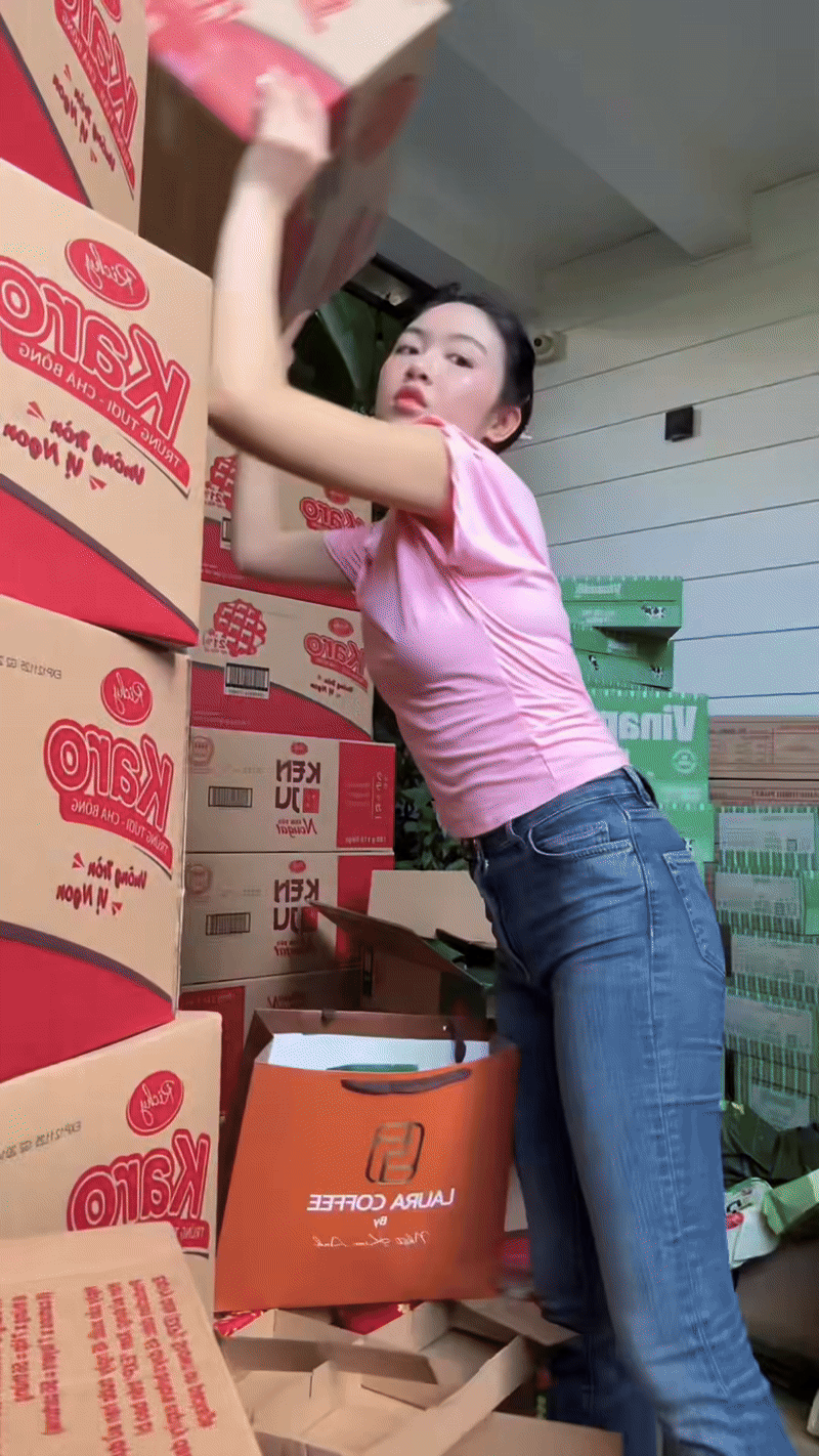 Điều lạ trong biệt thự của một Phó chủ tịch, ái nữ Điều lạ trong biệt thự của một Phó chủ tịch, ái nữ