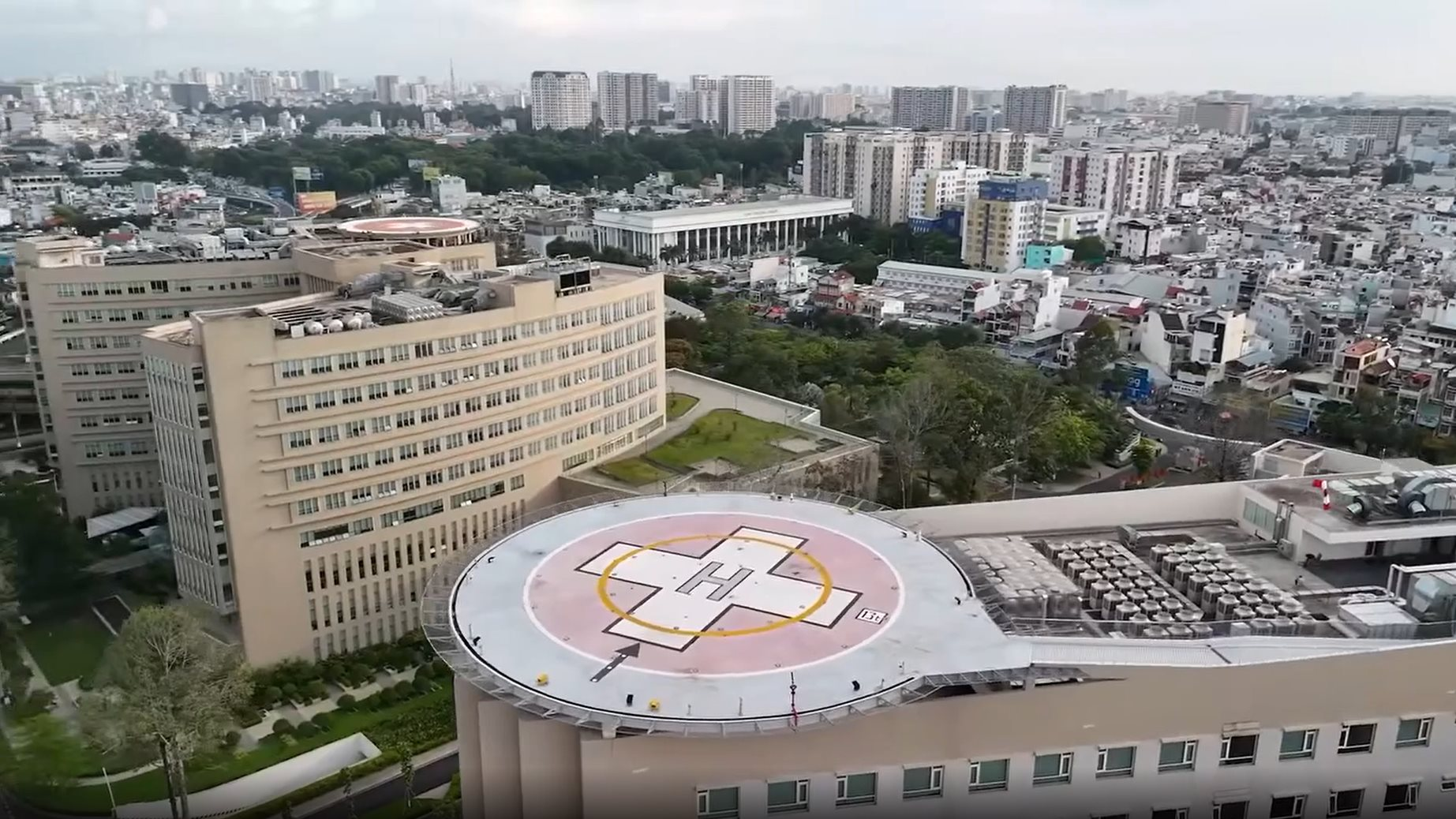 Bệnh viện duy nhất tại Việt Nam có 2 bãi đáp trực thăng, mới khánh thành toà nhà 1000 giường- Ảnh 5. Bệnh viện duy nhất tại Việt Nam có 2 bãi đáp trực thăng, mới khánh thành toà nhà 1000 giường- Ảnh 5.