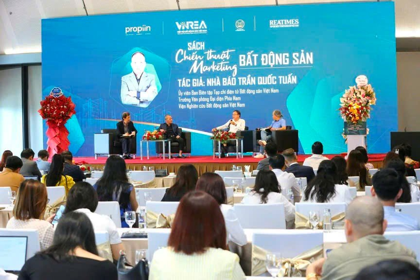 Xôn xao cuốn sách về bất động sản có giá 68 triệu đồng- Ảnh 1.