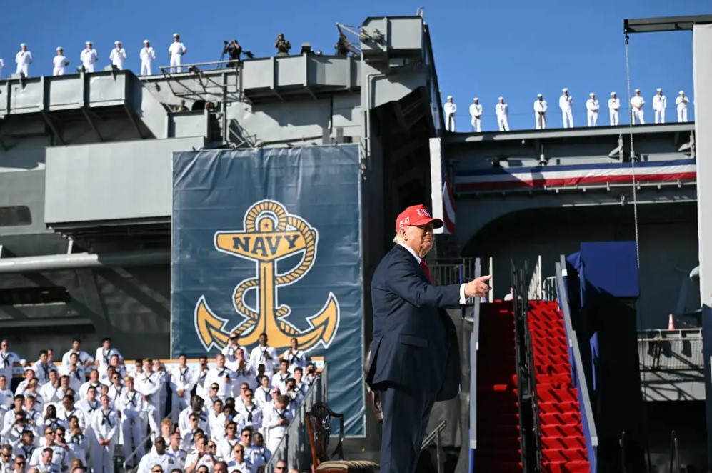 Tàu sân bay lộ 'vết sẹo 8 tháng chưa lành' - Ông Trump phát biểu ngay phía trước: Hải quân Mỹ nói sao?- Ảnh 1.