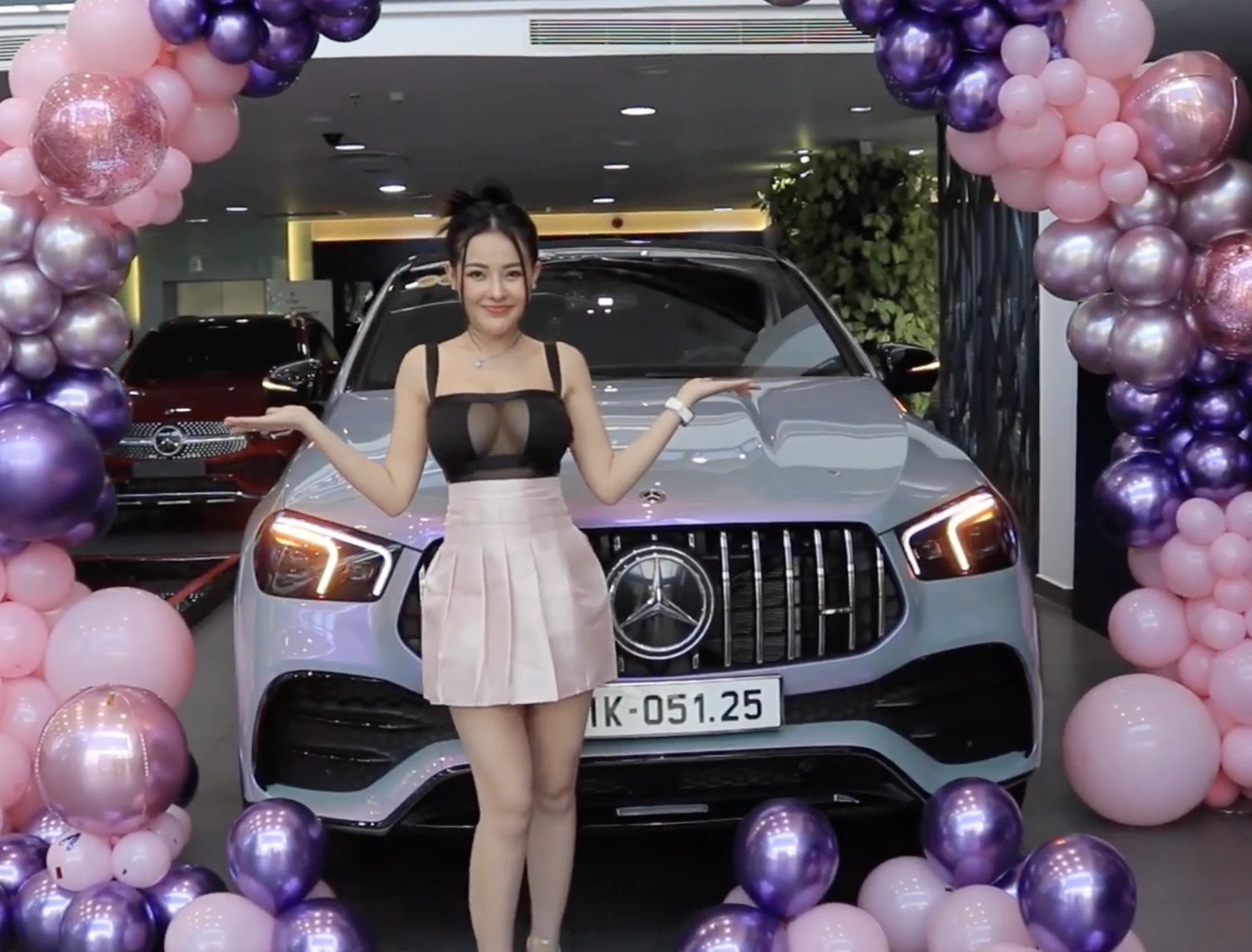 Soi dàn xe của vợ chồng Ngân 98 - Lương Bằng Quang: Từ SUV hiệu năng cao đến siêu xe mui trần đầu tiên về Việt Nam- Ảnh 1. Soi dàn xe của vợ chồng Ngân 98 - Lương Bằng Quang: Từ SUV hiệu năng cao đến siêu xe mui trần đầu tiên về Việt Nam- Ảnh 1.