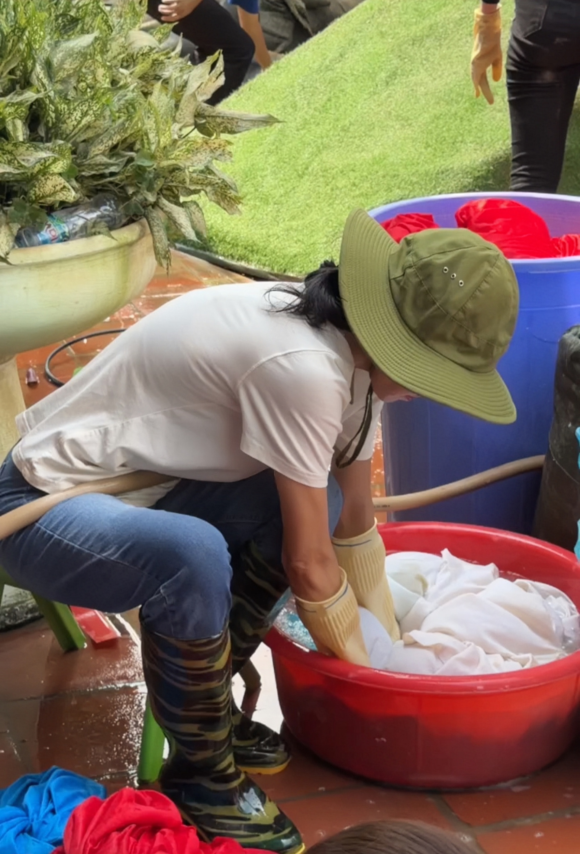 "Bà trùm hoa hậu" đưa hoa hậu, á hậu đi dọn rác, dẹp bùn- Ảnh 3. "Bà trùm hoa hậu" đưa hoa hậu, á hậu đi dọn rác, dẹp bùn- Ảnh 3.