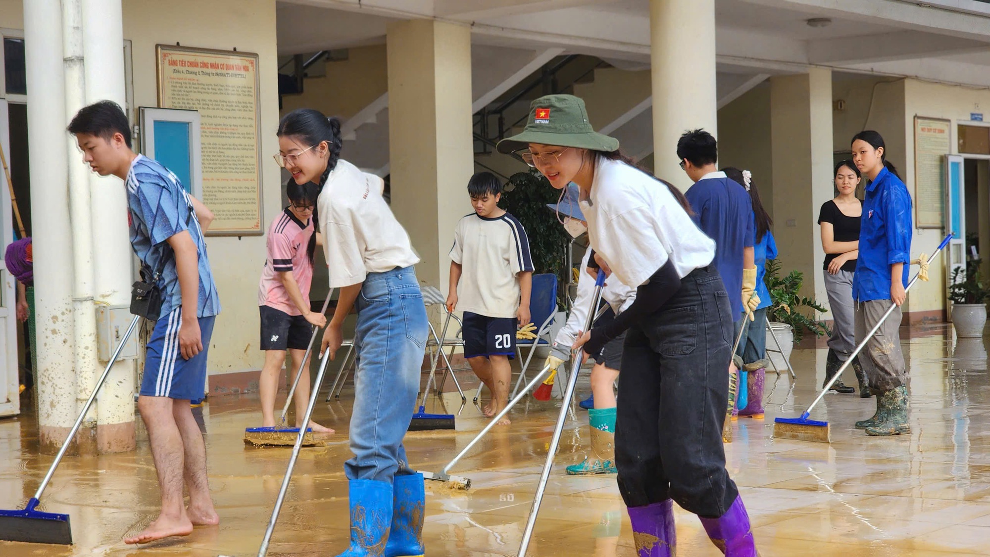 "Bà trùm hoa hậu" đưa hoa hậu, á hậu đi dọn rác, dẹp bùn- Ảnh 2. "Bà trùm hoa hậu" đưa hoa hậu, á hậu đi dọn rác, dẹp bùn- Ảnh 2.