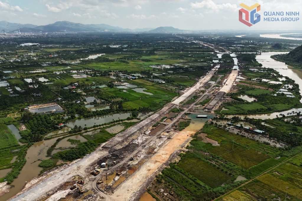 Siêu dự án 6.400 tỷ đồng: "Mạch giao thông vàng" nối liền Quảng Ninh với vùng tam giác kinh tế phía Bắc- Ảnh 2. Siêu dự án 6.400 tỷ đồng: "Mạch giao thông vàng" nối liền Quảng Ninh với vùng tam giác kinh tế phía Bắc- Ảnh 2.