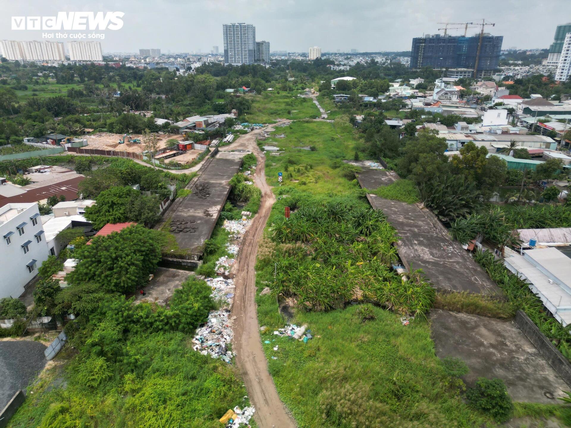 Cận cảnh gần 3 km Vành đai 2 TP.HCM trước ngày tái khởi công- Ảnh 3.