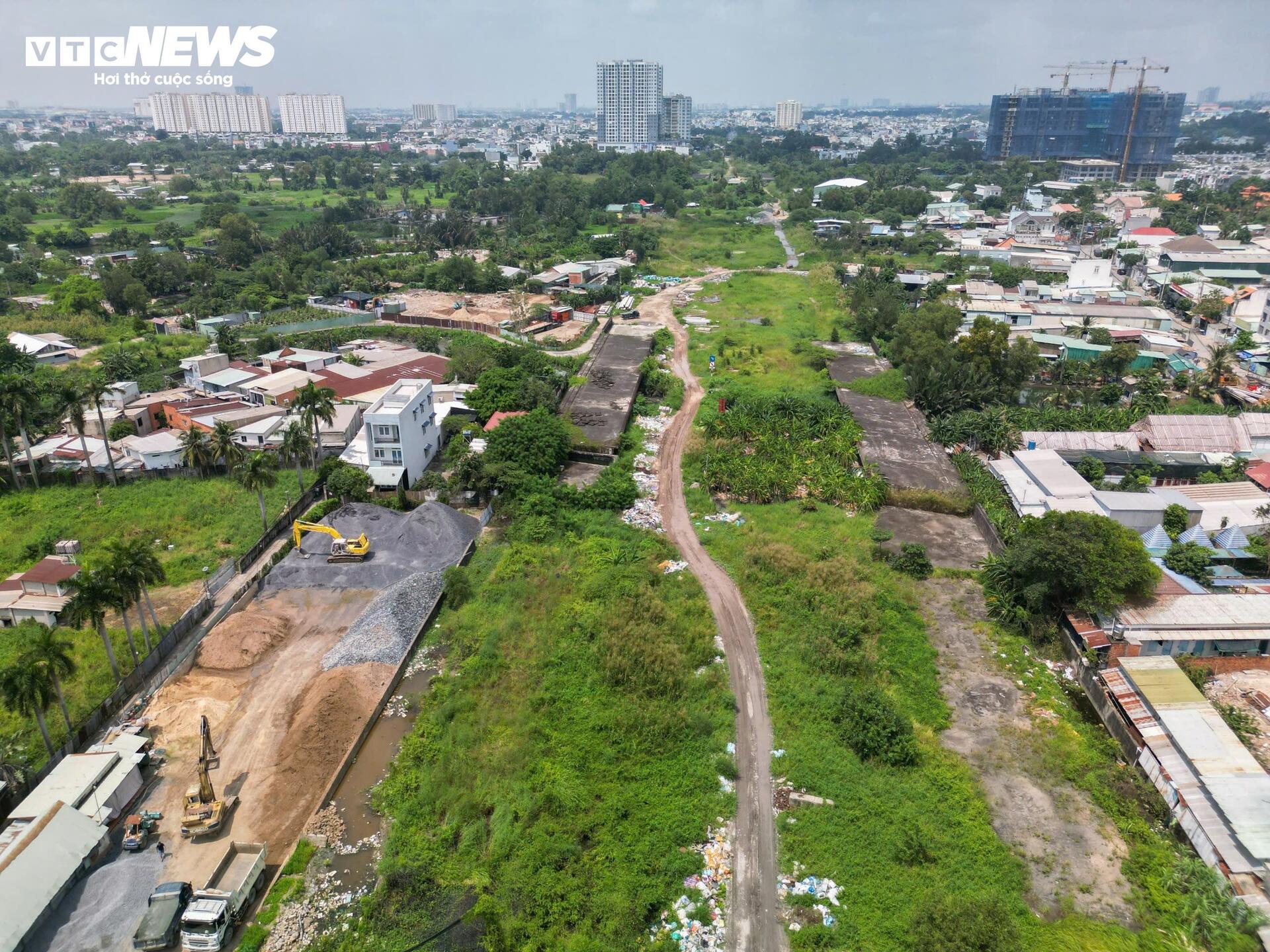 Cận cảnh gần 3 km Vành đai 2 TP.HCM trước ngày tái khởi công- Ảnh 2.