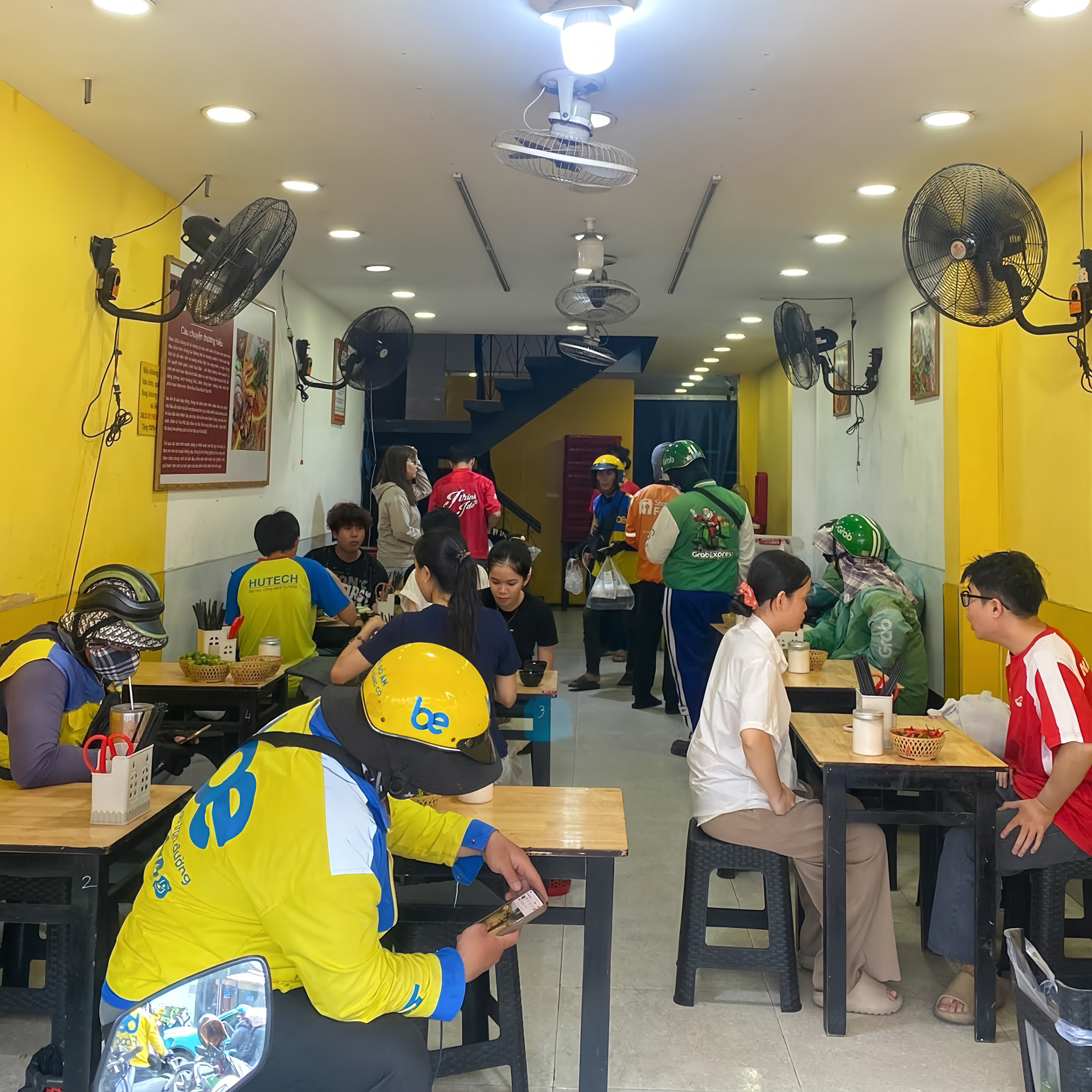 Xanh SM Ngon nhập cuộc: Cuộc đua giao đồ ăn thêm khốc liệt, thế song mã của GrabFood - ShopeeFood có lung lay?- Ảnh 1.