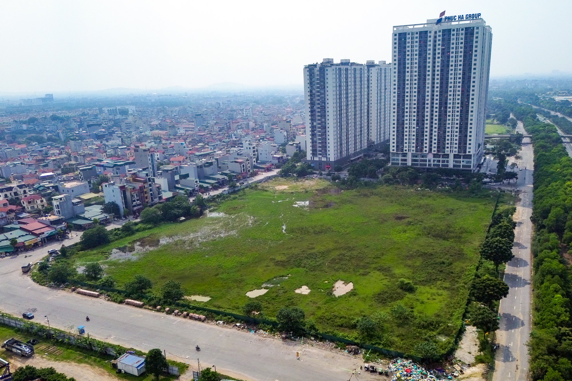 Toàn cảnh lô đất sắp được xây 6 tòa chung cư ở khu nhà giàu Hà Nội cứ mưa lớn là ngập- Ảnh 1. Toàn cảnh lô đất sắp được xây 6 tòa chung cư ở khu nhà giàu Hà Nội cứ mưa lớn là ngập- Ảnh 1.