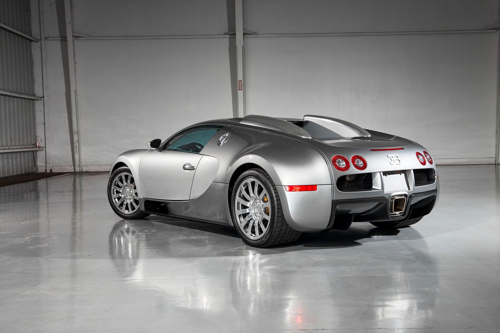 Ông Đặng Lê Nguyên Vũ có thể tốn gần 1 tỷ đồng mỗi lần thay dầu Bugatti Veyron, lý do đến từ kết cấu nghe thôi đã thấy đau đầu- Ảnh 7. Ông Đặng Lê Nguyên Vũ có thể tốn gần 1 tỷ đồng mỗi lần thay dầu Bugatti Veyron, lý do đến từ kết cấu nghe thôi đã thấy đau đầu- Ảnh 7.
