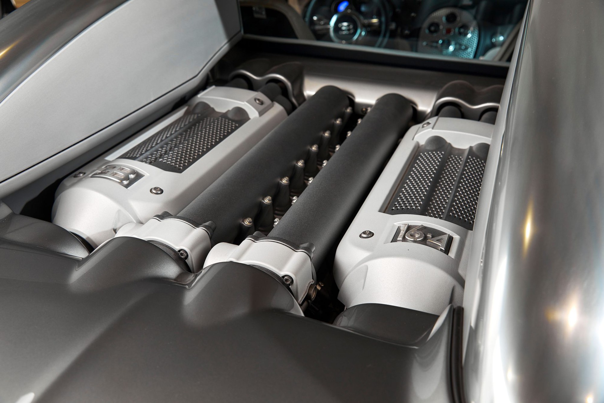 Ông Đặng Lê Nguyên Vũ có thể tốn gần 1 tỷ đồng mỗi lần thay dầu Bugatti Veyron, lý do đến từ kết cấu nghe thôi đã thấy đau đầu- Ảnh 2. Ông Đặng Lê Nguyên Vũ có thể tốn gần 1 tỷ đồng mỗi lần thay dầu Bugatti Veyron, lý do đến từ kết cấu nghe thôi đã thấy đau đầu- Ảnh 2.
