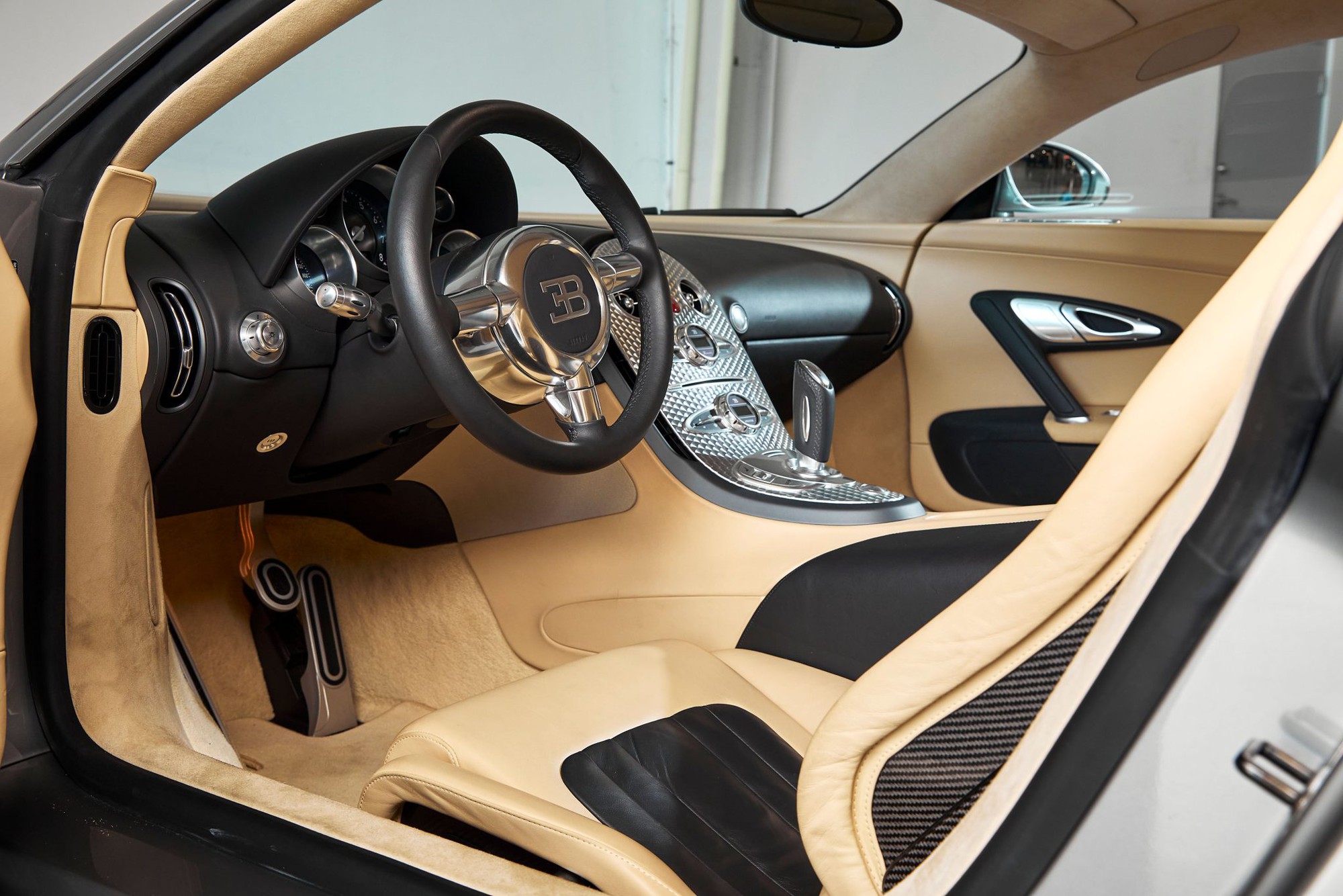 Ông Đặng Lê Nguyên Vũ có thể tốn gần 1 tỷ đồng mỗi lần thay dầu Bugatti Veyron, lý do đến từ kết cấu nghe thôi đã thấy đau đầu- Ảnh 8. Ông Đặng Lê Nguyên Vũ có thể tốn gần 1 tỷ đồng mỗi lần thay dầu Bugatti Veyron, lý do đến từ kết cấu nghe thôi đã thấy đau đầu- Ảnh 8.