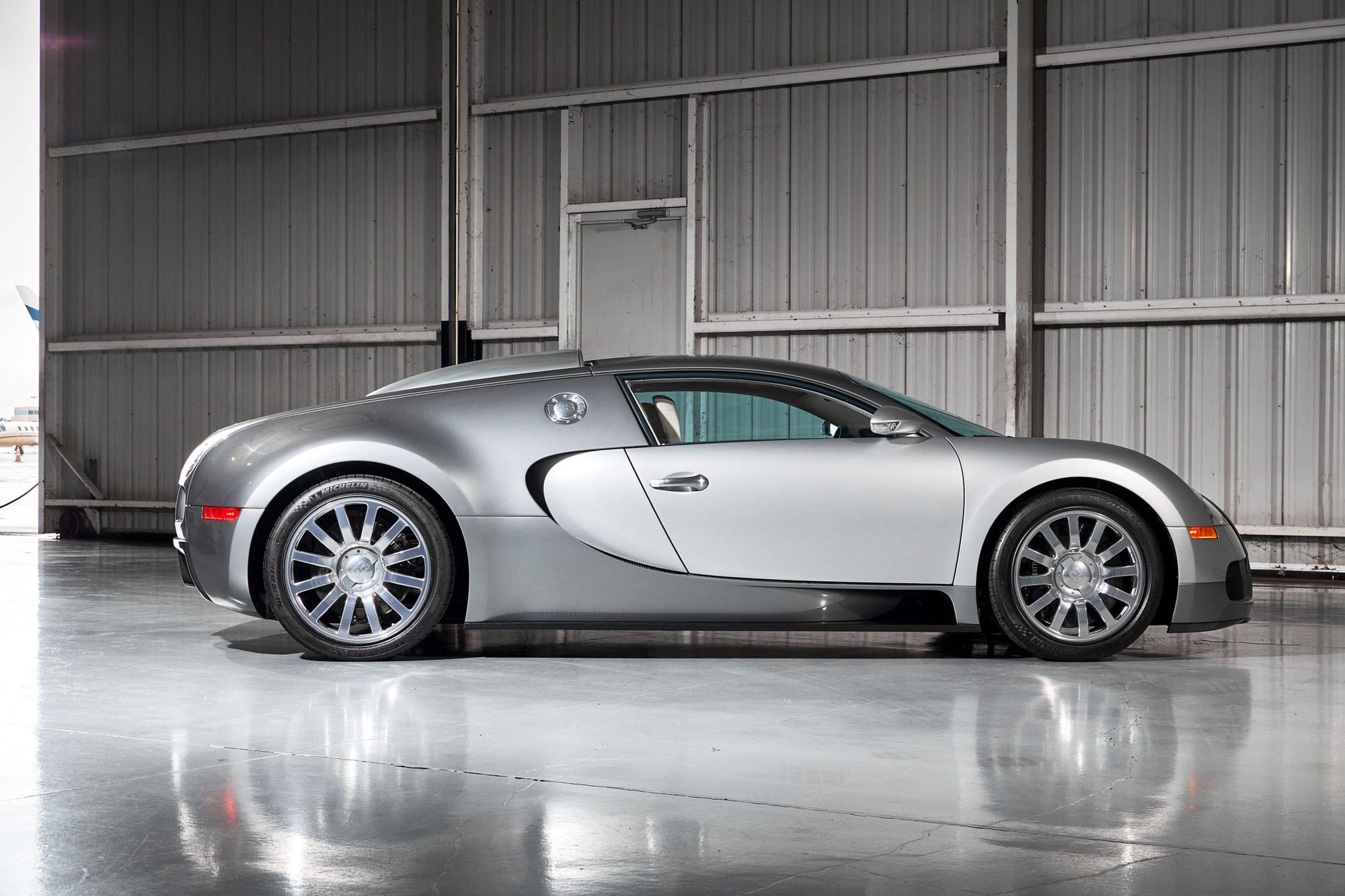 Ông Đặng Lê Nguyên Vũ có thể tốn gần 1 tỷ đồng mỗi lần thay dầu Bugatti Veyron, lý do đến từ kết cấu nghe thôi đã thấy đau đầu- Ảnh 3. Ông Đặng Lê Nguyên Vũ có thể tốn gần 1 tỷ đồng mỗi lần thay dầu Bugatti Veyron, lý do đến từ kết cấu nghe thôi đã thấy đau đầu- Ảnh 3.
