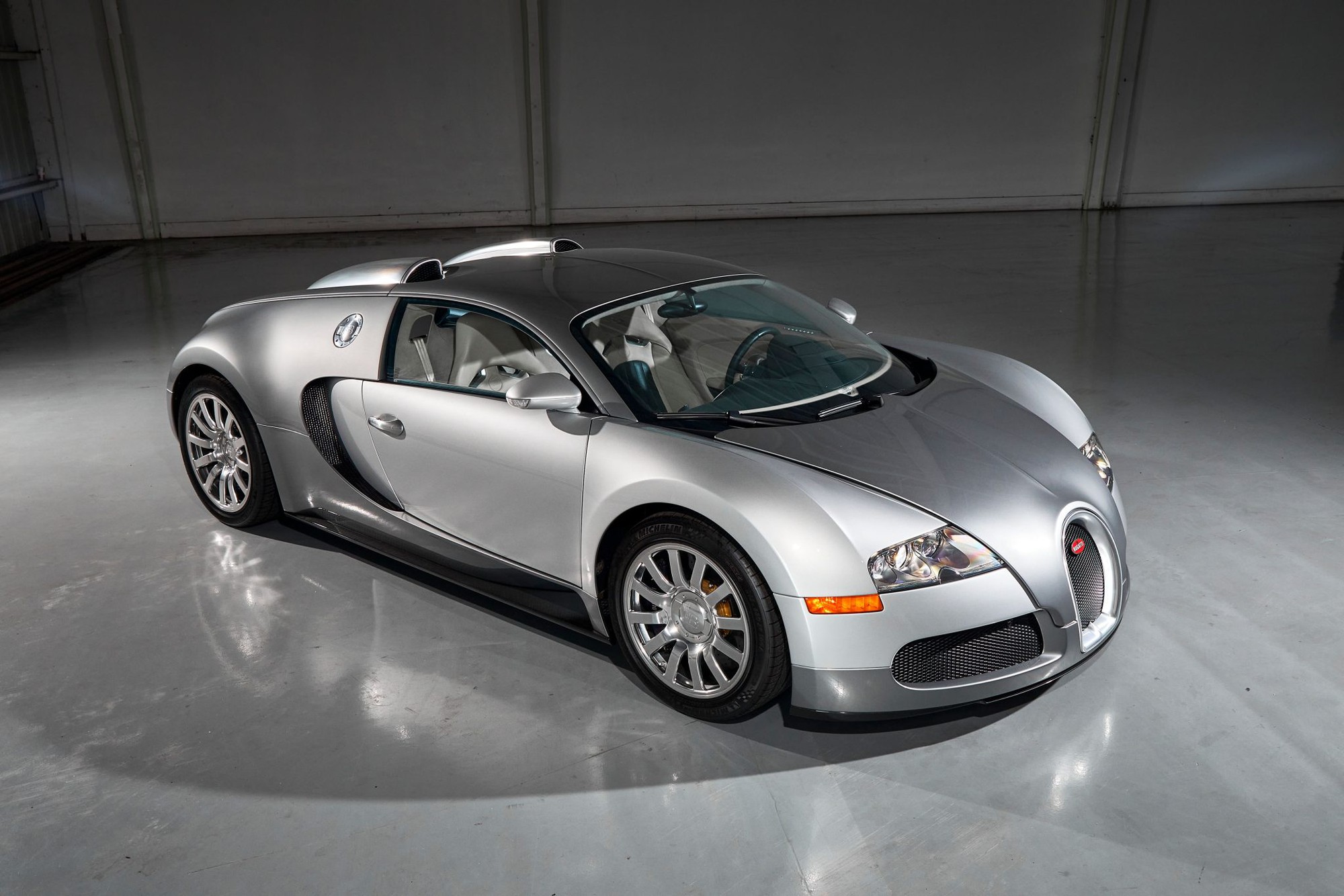 Ông Đặng Lê Nguyên Vũ có thể tốn gần 1 tỷ đồng mỗi lần thay dầu Bugatti Veyron, lý do đến từ kết cấu nghe thôi đã thấy đau đầu- Ảnh 1. Ông Đặng Lê Nguyên Vũ có thể tốn gần 1 tỷ đồng mỗi lần thay dầu Bugatti Veyron, lý do đến từ kết cấu nghe thôi đã thấy đau đầu- Ảnh 1.