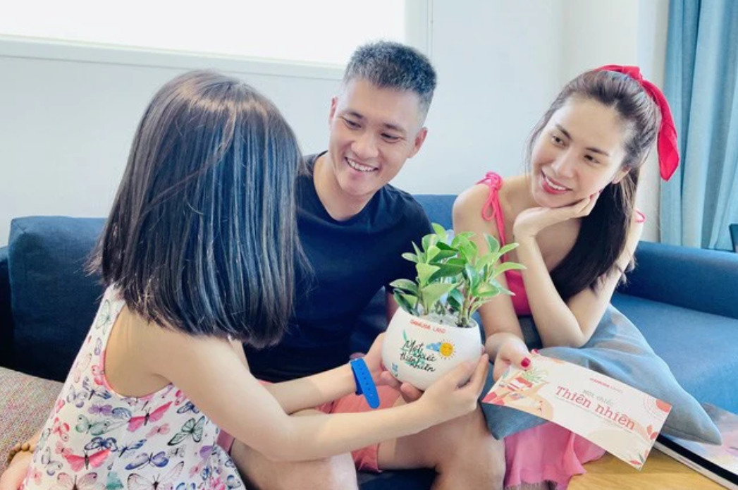Con gái Công Vinh, Thủy Tiên giống bố hay mẹ?- Ảnh 4. Con gái Công Vinh, Thủy Tiên giống bố hay mẹ?- Ảnh 4.