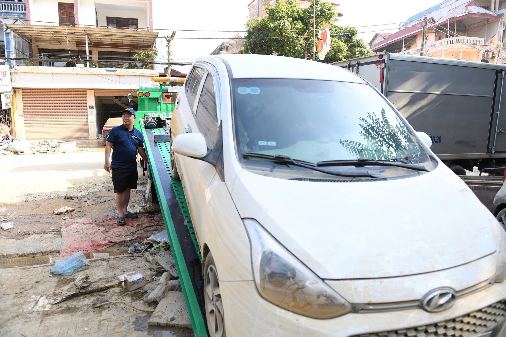 Xe ngâm lũ 3 ngày đặc kín bùn đất, nằm la liệt ở Thái Nguyên: Cứu hộ căng mình giải cứu- Ảnh 1. Xe ngâm lũ 3 ngày đặc kín bùn đất, nằm la liệt ở Thái Nguyên: Cứu hộ căng mình giải cứu- Ảnh 1.