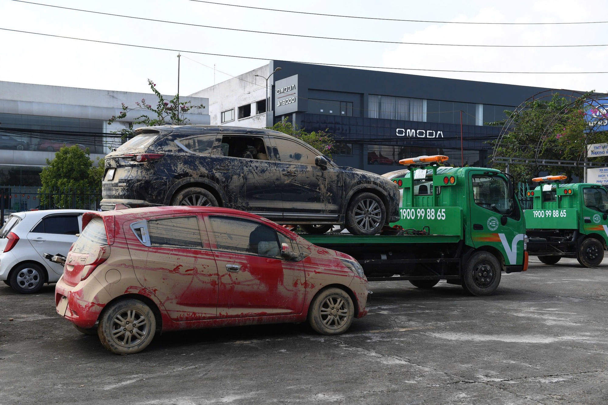 Xe ngâm lũ 3 ngày đặc kín bùn đất, nằm la liệt ở Thái Nguyên: Cứu hộ căng mình giải cứu- Ảnh 2. Xe ngâm lũ 3 ngày đặc kín bùn đất, nằm la liệt ở Thái Nguyên: Cứu hộ căng mình giải cứu- Ảnh 2.
