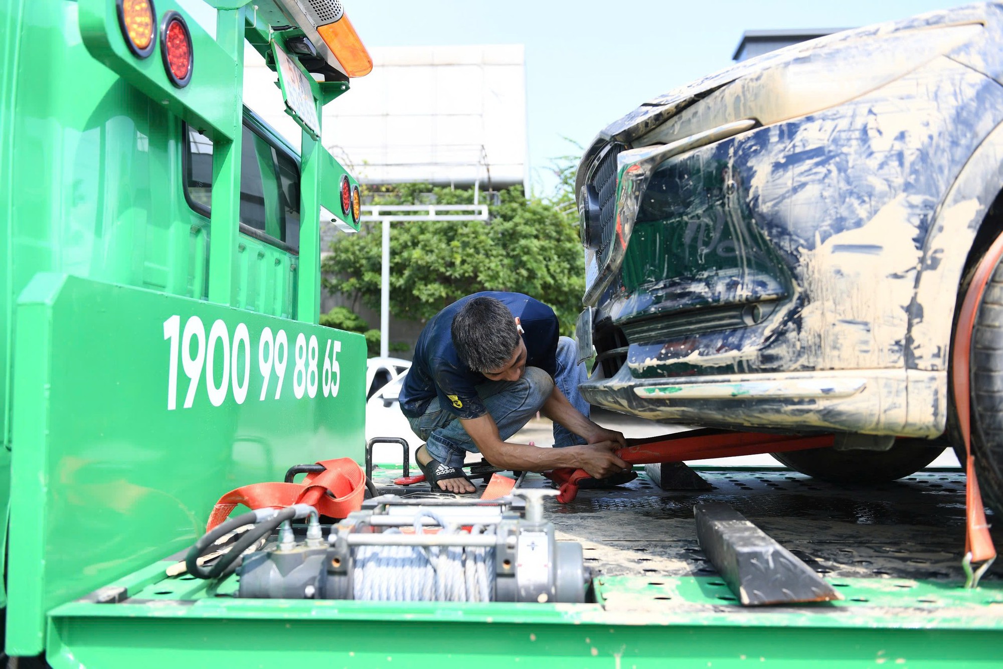 Xe ngâm lũ 3 ngày đặc kín bùn đất, nằm la liệt ở Thái Nguyên: Cứu hộ căng mình giải cứu- Ảnh 9. Xe ngâm lũ 3 ngày đặc kín bùn đất, nằm la liệt ở Thái Nguyên: Cứu hộ căng mình giải cứu- Ảnh 9.