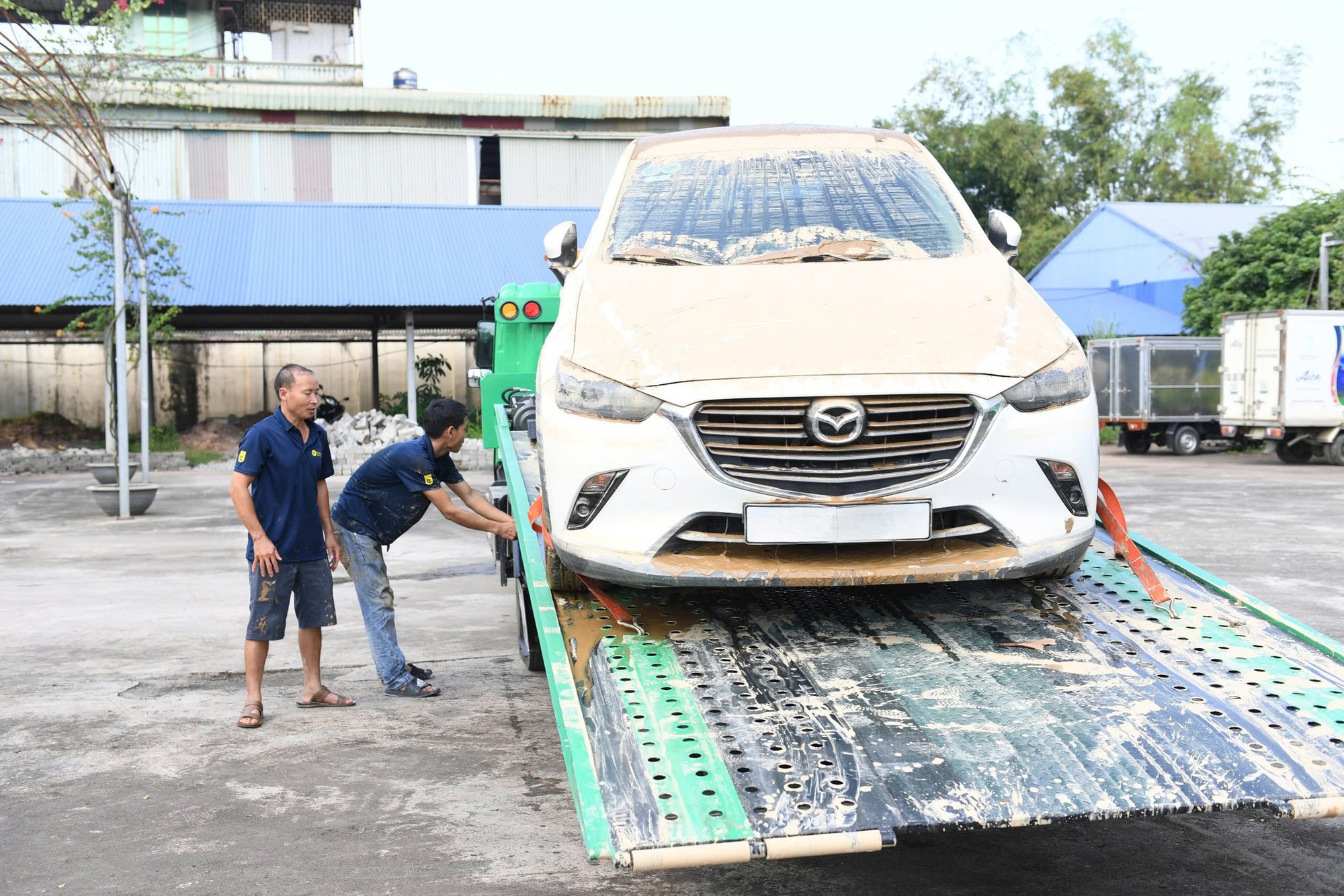 Xe ngâm lũ 3 ngày đặc kín bùn đất, nằm la liệt ở Thái Nguyên: Cứu hộ căng mình giải cứu- Ảnh 11. Xe ngâm lũ 3 ngày đặc kín bùn đất, nằm la liệt ở Thái Nguyên: Cứu hộ căng mình giải cứu- Ảnh 11.