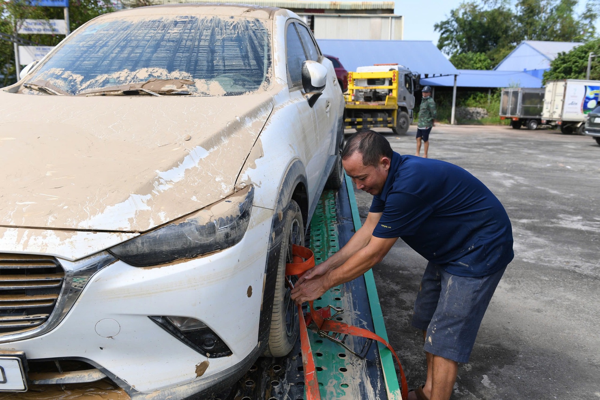 Xe ngâm lũ 3 ngày đặc kín bùn đất, nằm la liệt ở Thái Nguyên: Cứu hộ căng mình giải cứu- Ảnh 7. Xe ngâm lũ 3 ngày đặc kín bùn đất, nằm la liệt ở Thái Nguyên: Cứu hộ căng mình giải cứu- Ảnh 7.