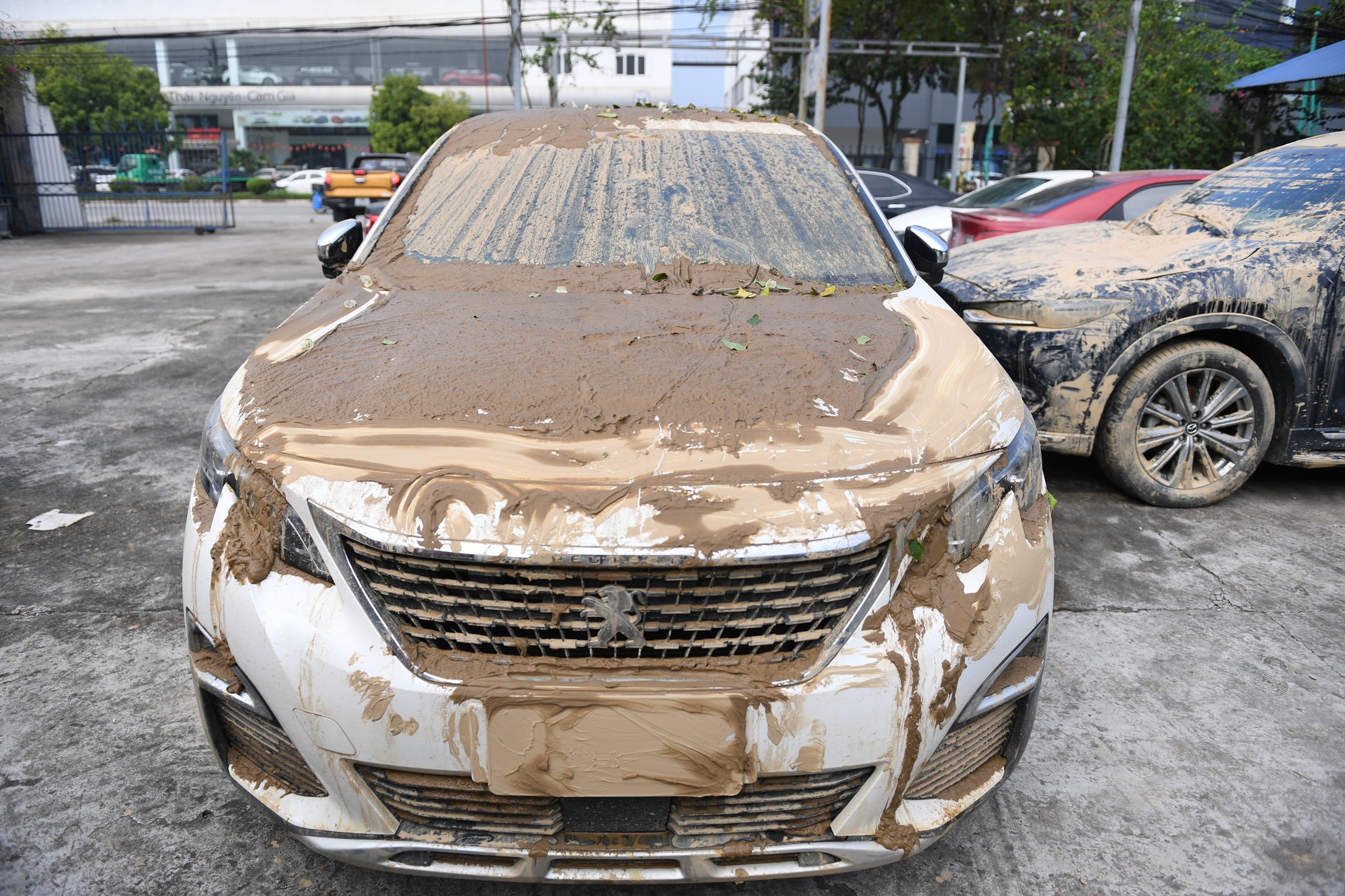 Xe ngâm lũ 3 ngày đặc kín bùn đất, nằm la liệt ở Thái Nguyên: Cứu hộ căng mình giải cứu- Ảnh 16. Xe ngâm lũ 3 ngày đặc kín bùn đất, nằm la liệt ở Thái Nguyên: Cứu hộ căng mình giải cứu- Ảnh 16.