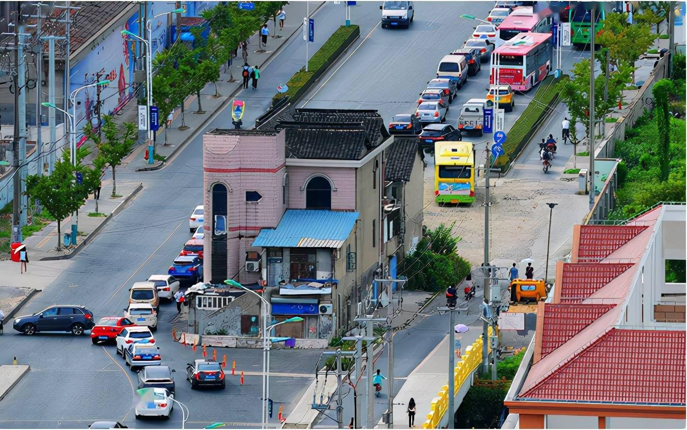 Đòi 350 tỷ và 6 căn nhà, chê 10 tỷ tiền đền bù, chủ nhân ngôi nhà 3 tầng "lỗ đậm" sau 14 năm: Cái kết ngậm ngùi- Ảnh 1. Đòi 350 tỷ và 6 căn nhà, chê 10 tỷ tiền đền bù, chủ nhân ngôi nhà 3 tầng "lỗ đậm" sau 14 năm: Cái kết ngậm ngùi- Ảnh 1.