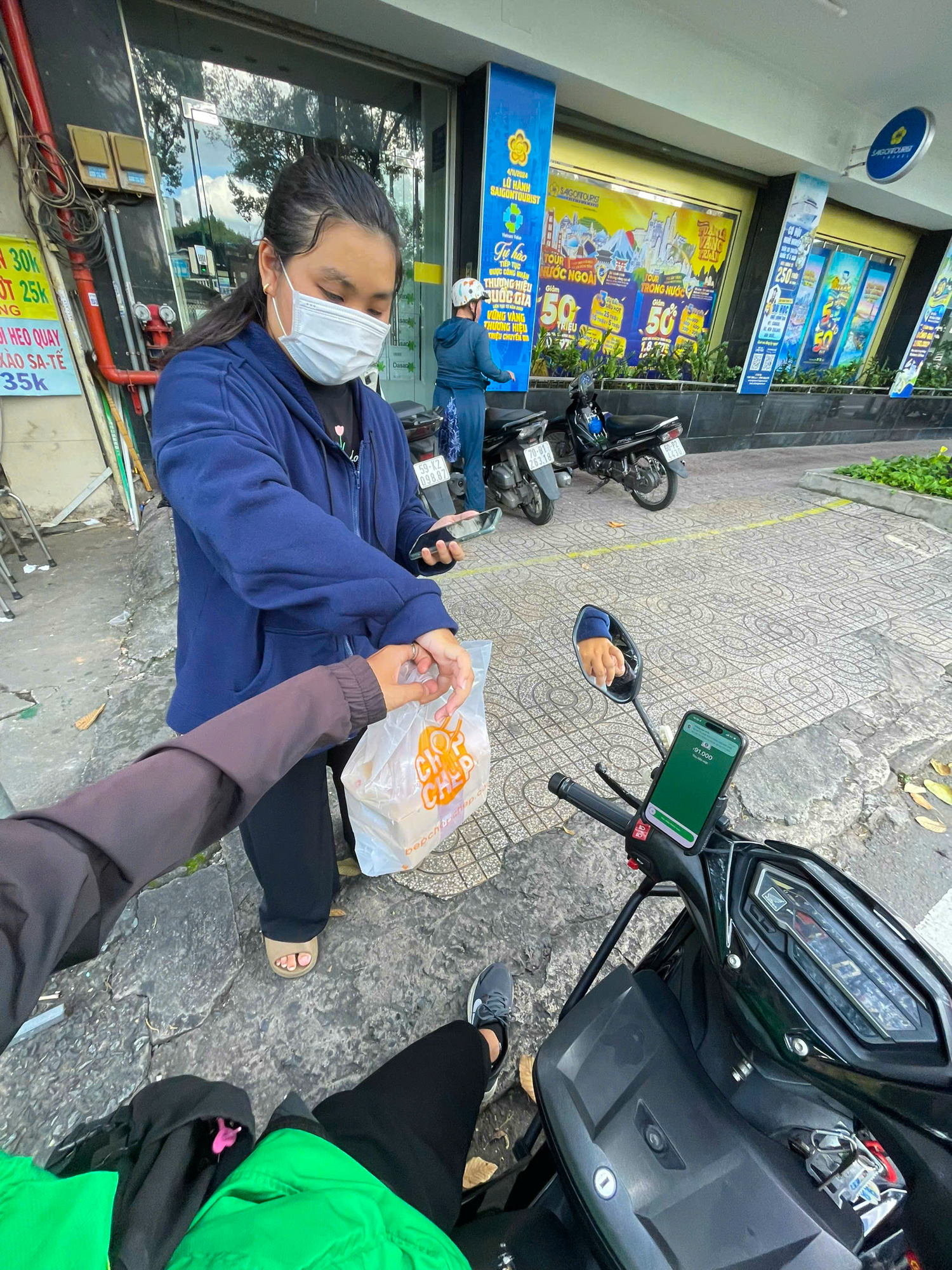 Xanh SM Ngon nhập cuộc: Cuộc đua giao đồ ăn thêm khốc liệt, thế song mã của GrabFood - ShopeeFood có lung lay?- Ảnh 10.