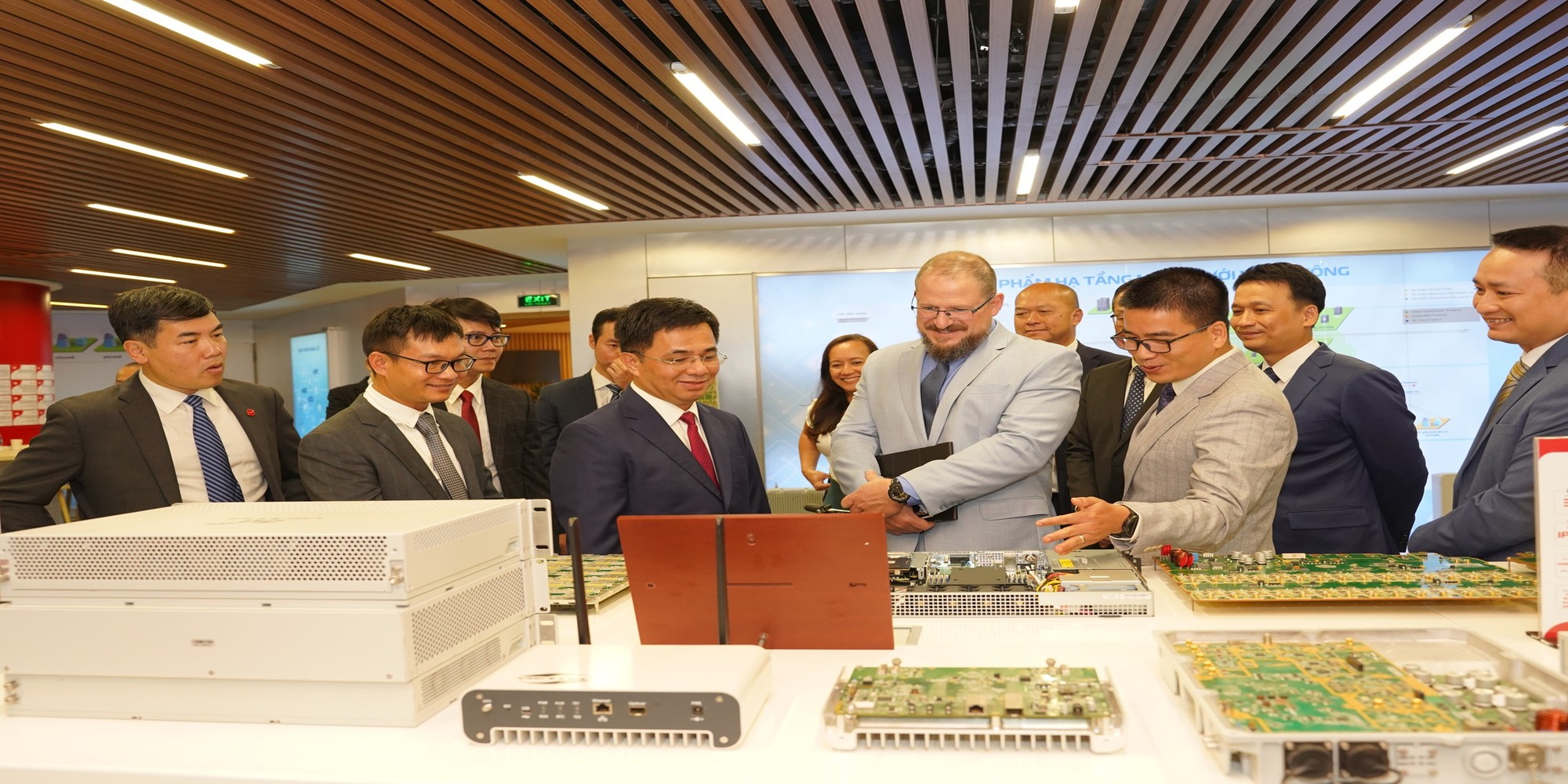 Viettel và Qualcomm bắt tay thực hiện điều lớn chưa từng có tại Việt Nam- Ảnh 1. Viettel và Qualcomm bắt tay thực hiện điều lớn chưa từng có tại Việt Nam- Ảnh 1.