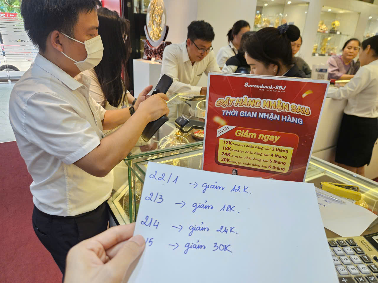 Giá bạc lập kỷ lục, nhiều người vẫn chi cả trăm triệu mua bạc trên giấy- Ảnh 1. Giá bạc lập kỷ lục, nhiều người vẫn chi cả trăm triệu mua bạc trên giấy- Ảnh 1.