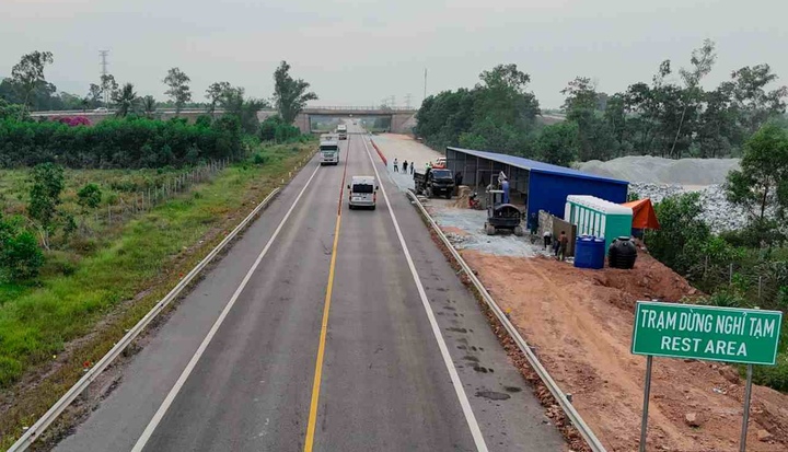 Cao tốc Cam Lộ - Hoà Liên xuất hiện nhiều điểm hằn lún, hư hỏng- Ảnh 3. Cao tốc Cam Lộ - Hoà Liên xuất hiện nhiều điểm hằn lún, hư hỏng- Ảnh 3.