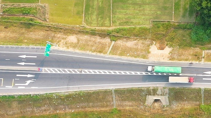 Cao tốc Cam Lộ - Hoà Liên xuất hiện nhiều điểm hằn lún, hư hỏng- Ảnh 2. Cao tốc Cam Lộ - Hoà Liên xuất hiện nhiều điểm hằn lún, hư hỏng- Ảnh 2.