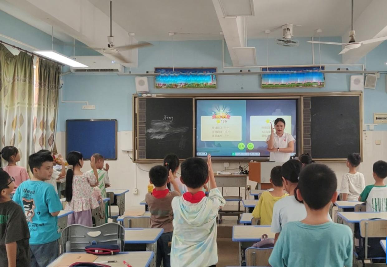 Cậu bé lớp 3 được 1,29 triệu người lạ bầu làm lớp trưởng: Cuộc bình chọn khó tin nhất MXH!- Ảnh 2. Cậu bé lớp 3 được 1,29 triệu người lạ bầu làm lớp trưởng: Cuộc bình chọn khó tin nhất MXH!- Ảnh 2.