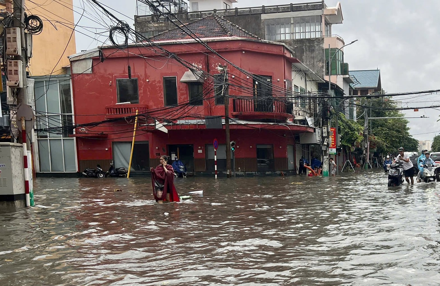 VIDEO: Mưa lớn kéo dài, nhiều tuyến phố ở Hải Phòng ngập sâu- Ảnh 2. VIDEO: Mưa lớn kéo dài, nhiều tuyến phố ở Hải Phòng ngập sâu- Ảnh 2.