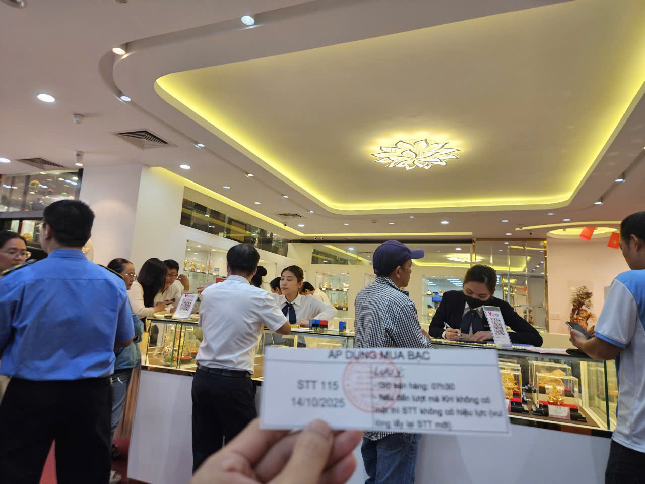 Giá bạc lập kỷ lục, nhiều người vẫn chi cả trăm triệu mua bạc trên giấy- Ảnh 2. Giá bạc lập kỷ lục, nhiều người vẫn chi cả trăm triệu mua bạc trên giấy- Ảnh 2.