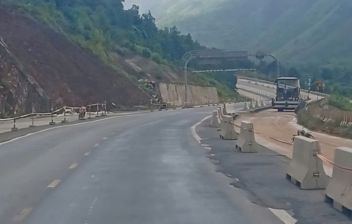 Cao tốc Cam Lộ - Hoà Liên xuất hiện nhiều điểm hằn lún, hư hỏng- Ảnh 4. Cao tốc Cam Lộ - Hoà Liên xuất hiện nhiều điểm hằn lún, hư hỏng- Ảnh 4.
