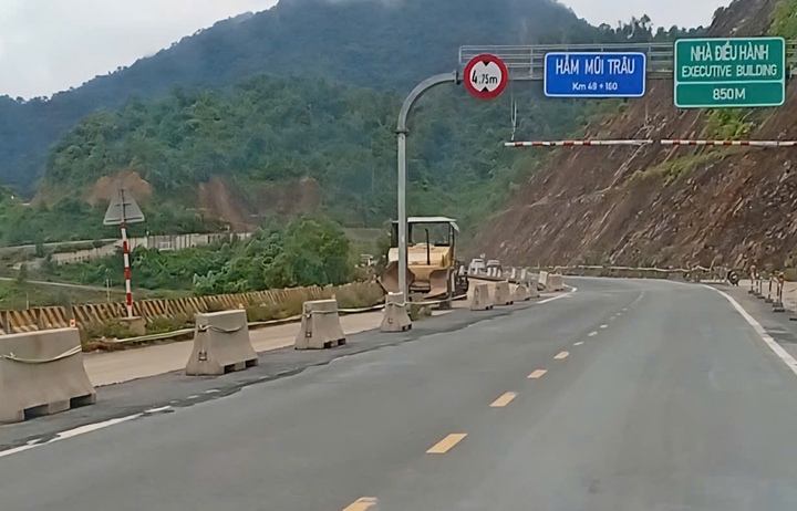 Cao tốc Cam Lộ - Hoà Liên xuất hiện nhiều điểm hằn lún, hư hỏng- Ảnh 5. Cao tốc Cam Lộ - Hoà Liên xuất hiện nhiều điểm hằn lún, hư hỏng- Ảnh 5.