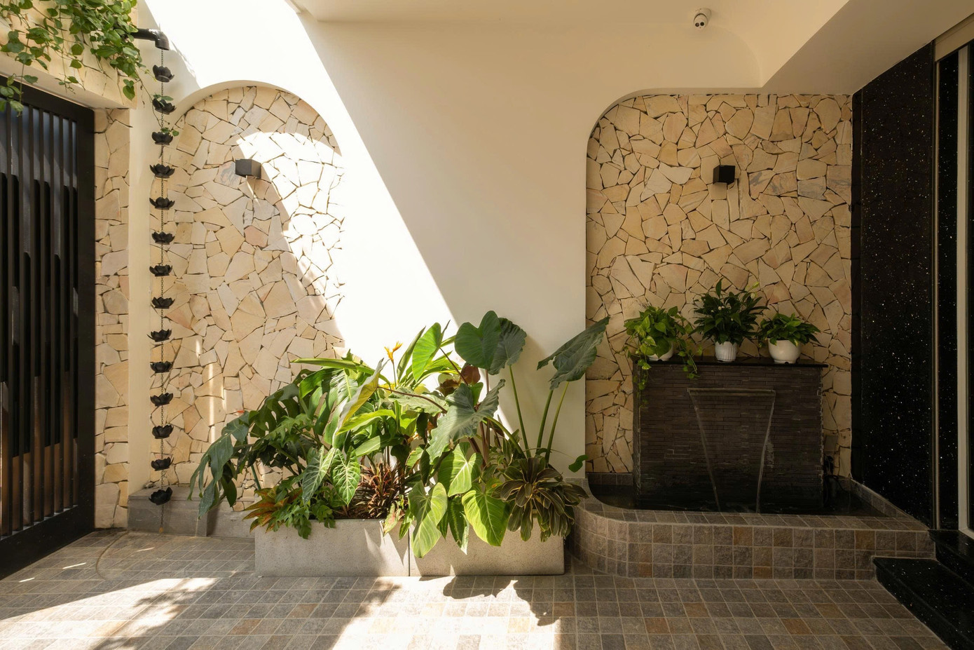 Nhà phố 2 tầng chuyển đổi chức năng với tông màu thanh lịch dễ chịu- Ảnh 4. Nhà phố 2 tầng chuyển đổi chức năng với tông màu thanh lịch dễ chịu- Ảnh 4.