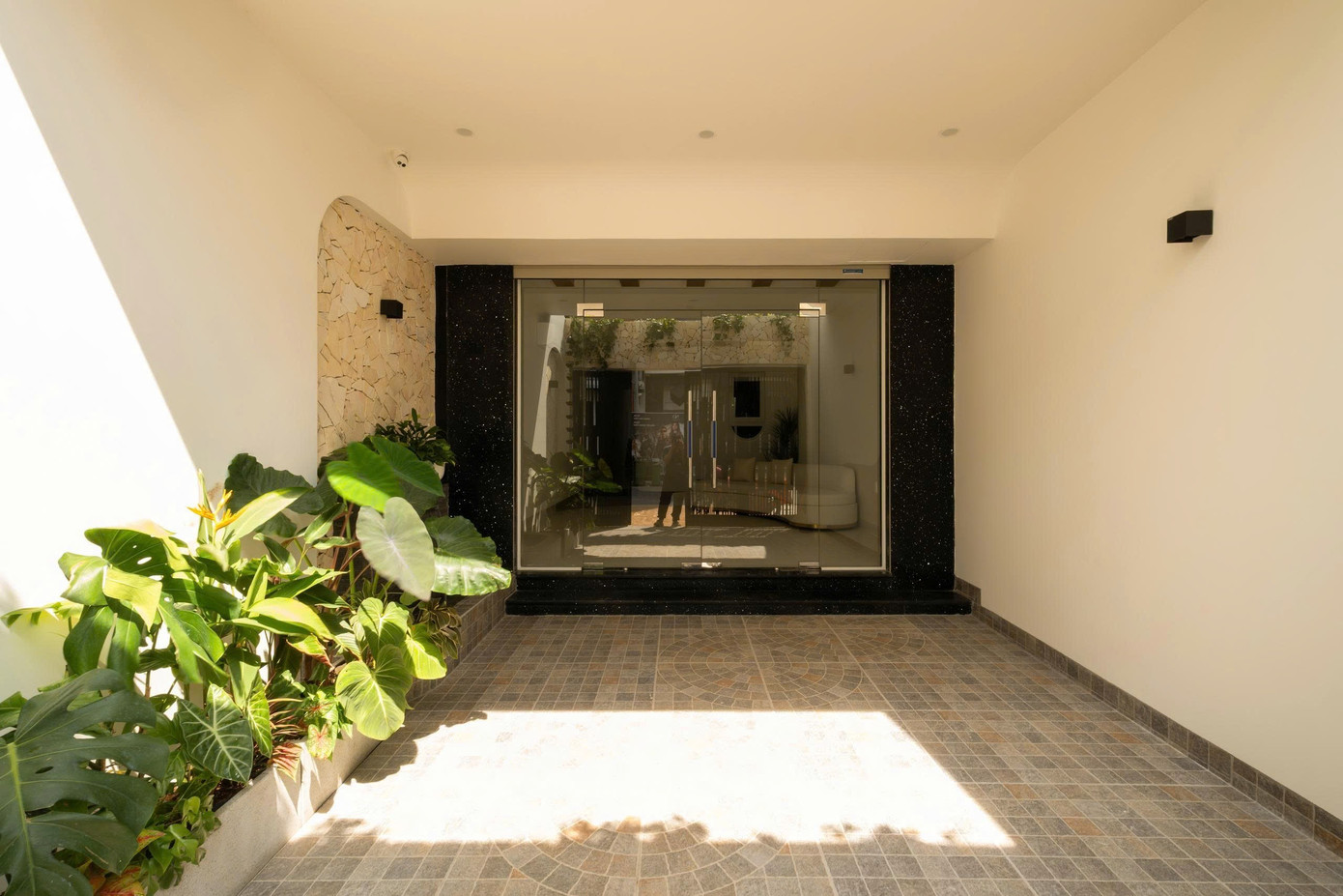 Nhà phố 2 tầng chuyển đổi chức năng với tông màu thanh lịch dễ chịu- Ảnh 3. Nhà phố 2 tầng chuyển đổi chức năng với tông màu thanh lịch dễ chịu- Ảnh 3.