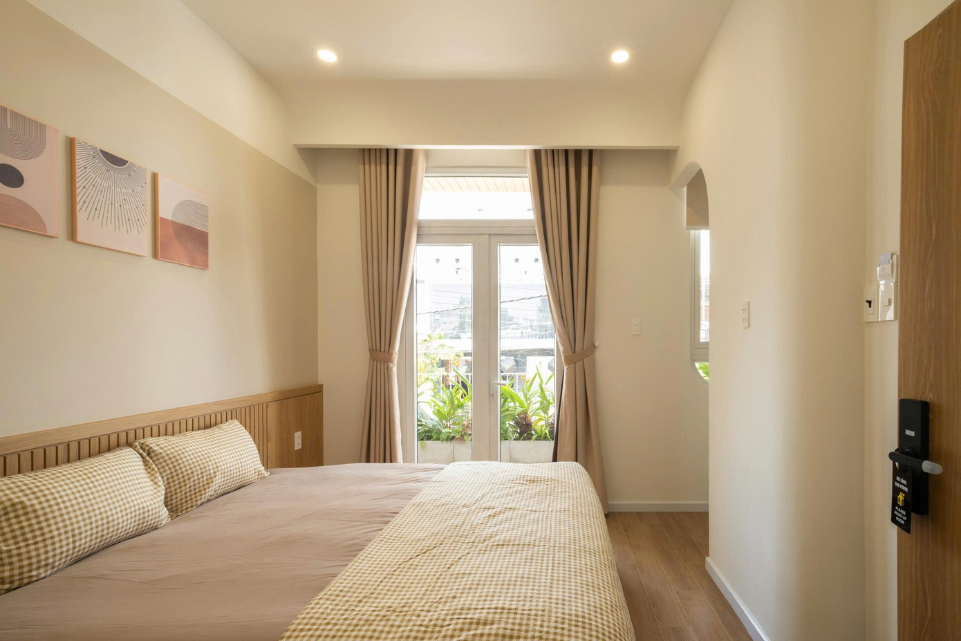 Nhà phố 2 tầng chuyển đổi chức năng với tông màu thanh lịch dễ chịu- Ảnh 18. Nhà phố 2 tầng chuyển đổi chức năng với tông màu thanh lịch dễ chịu- Ảnh 18.