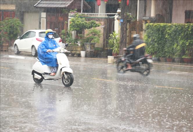3-6 giờ tới, Hà Nội có thể mưa dông lớn, xảy ra lốc, sét và gió giật mạnh- Ảnh 1. 3-6 giờ tới, Hà Nội có thể mưa dông lớn, xảy ra lốc, sét và gió giật mạnh- Ảnh 1.