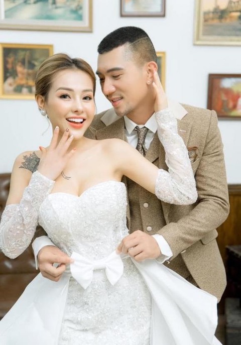 Ngân 98 đã ly dị với Lương Bằng Quang?- Ảnh 1. Ngân 98 đã ly dị với Lương Bằng Quang?- Ảnh 1.